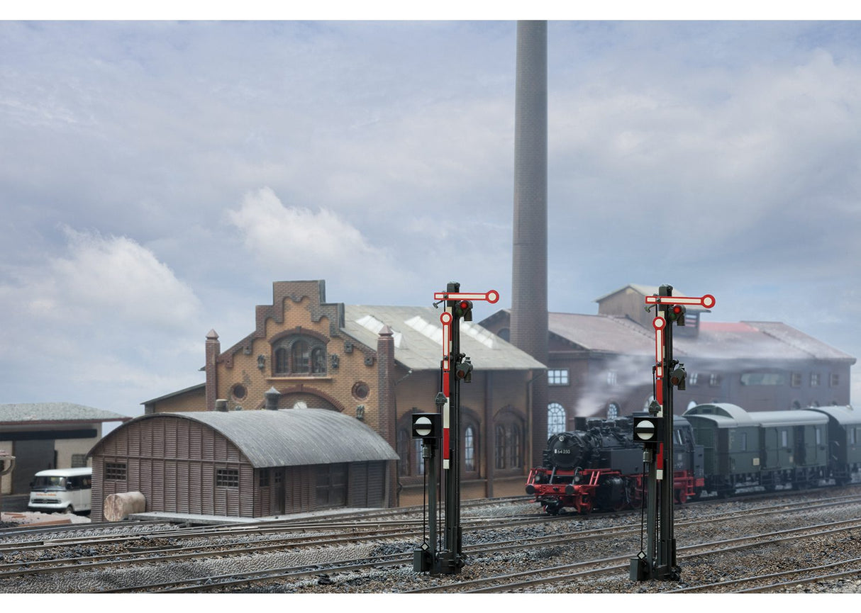 "Hp 0 / Hp 1" Home Signal with a Narrow Mast