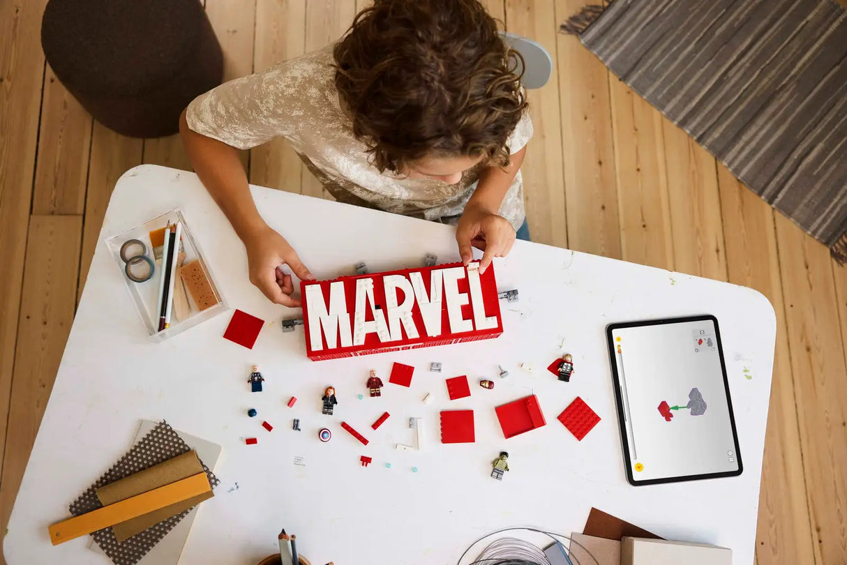 Marvel Logo & Minifigures