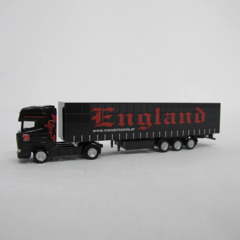 Saadkms DB low-floor wagon with England trailer