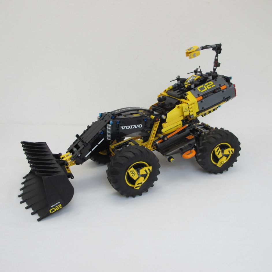 Volvo Concept Wheel Loader ZEUX. Complete with instructions, no box
