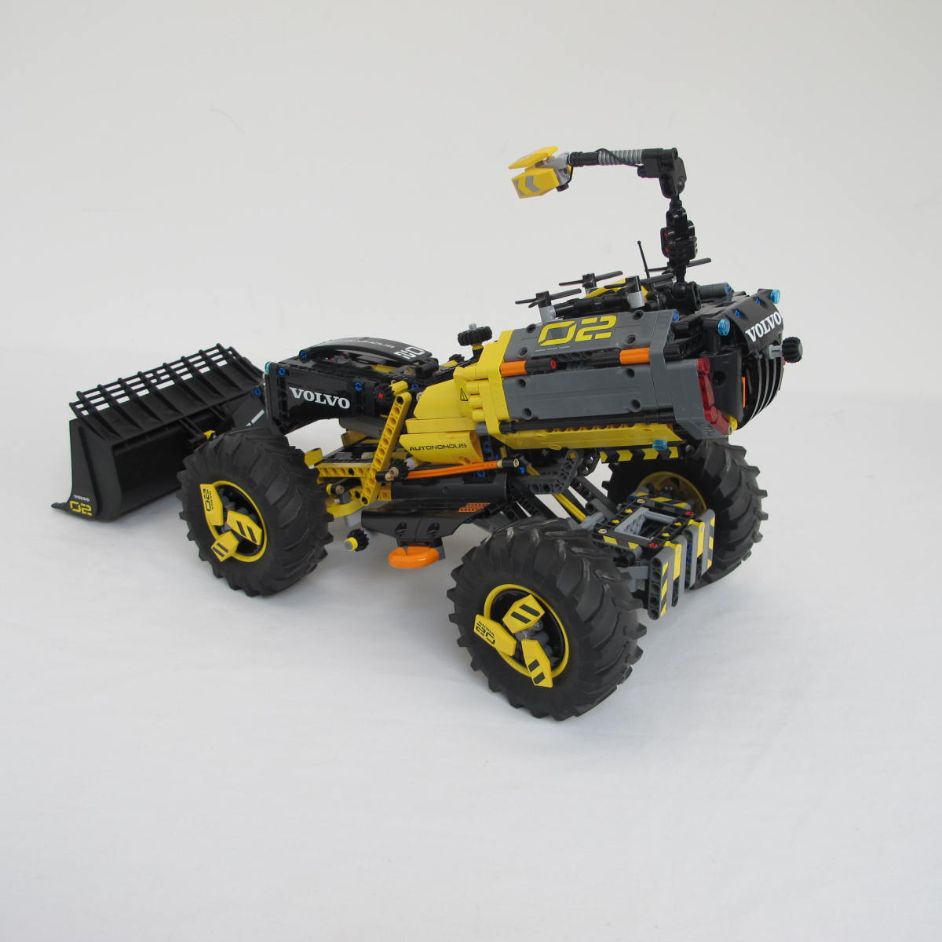Volvo Concept Wheel Loader ZEUX. Complete with instructions, no box