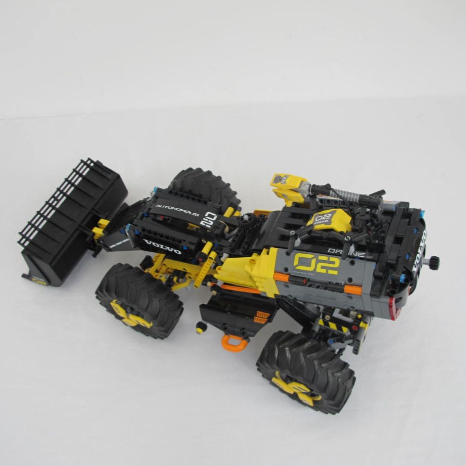 Volvo Concept Wheel Loader ZEUX. Complete with instructions, no box