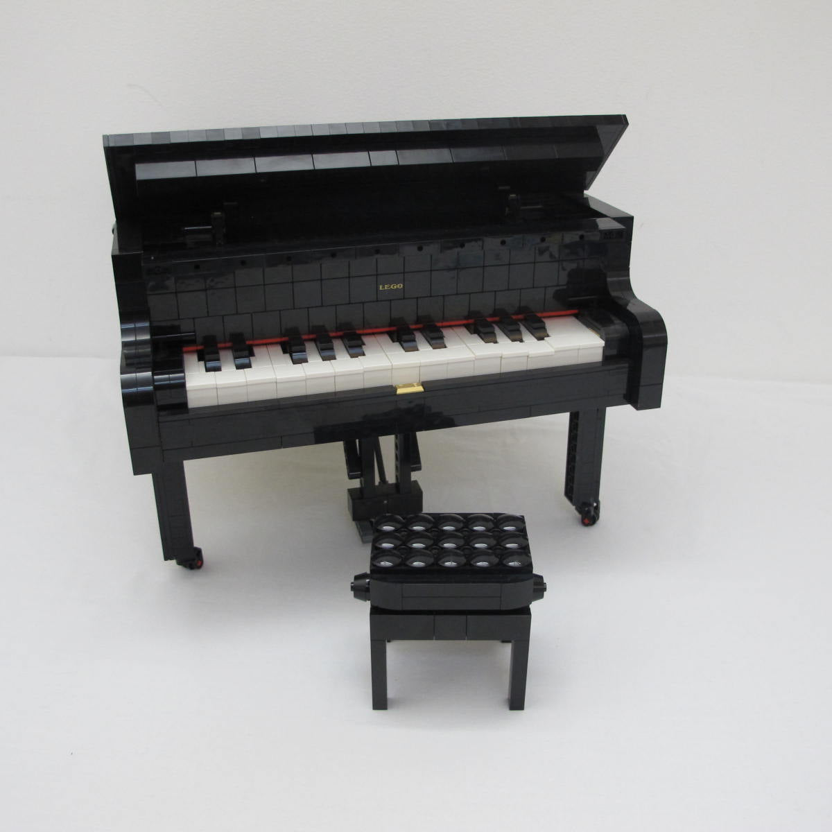Grand Piano. Complete with instructions, no box