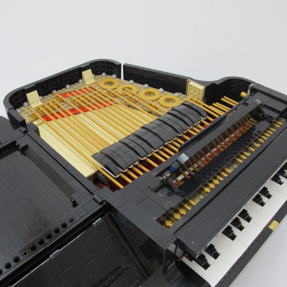 Grand Piano. Complete with instructions, no box