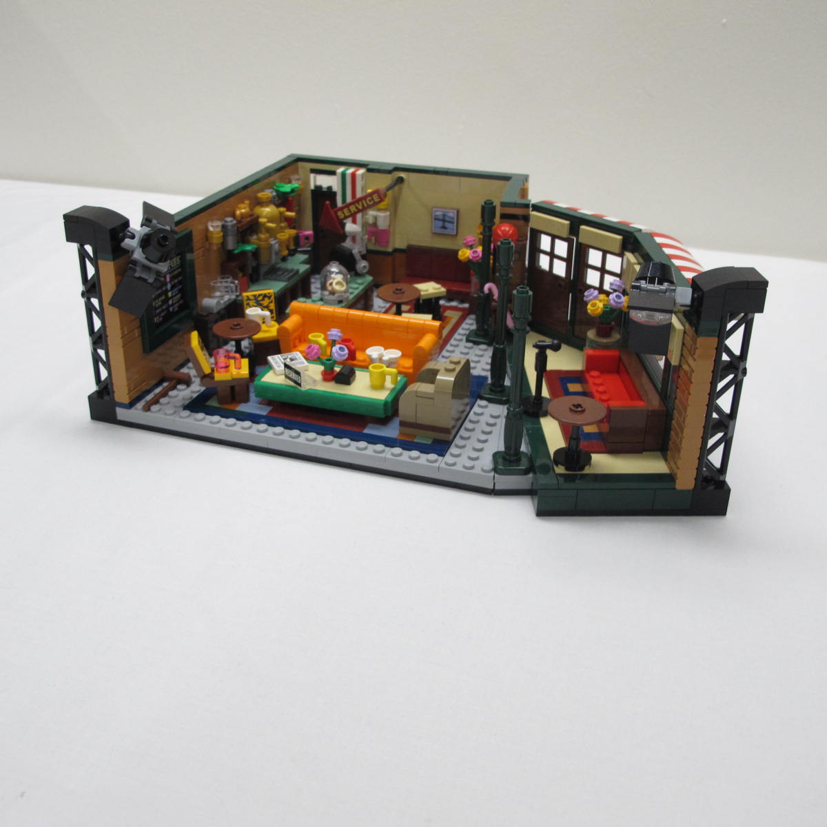 F·R·I·E·N·D·S Central Perk. Incomplete with instructions, no box