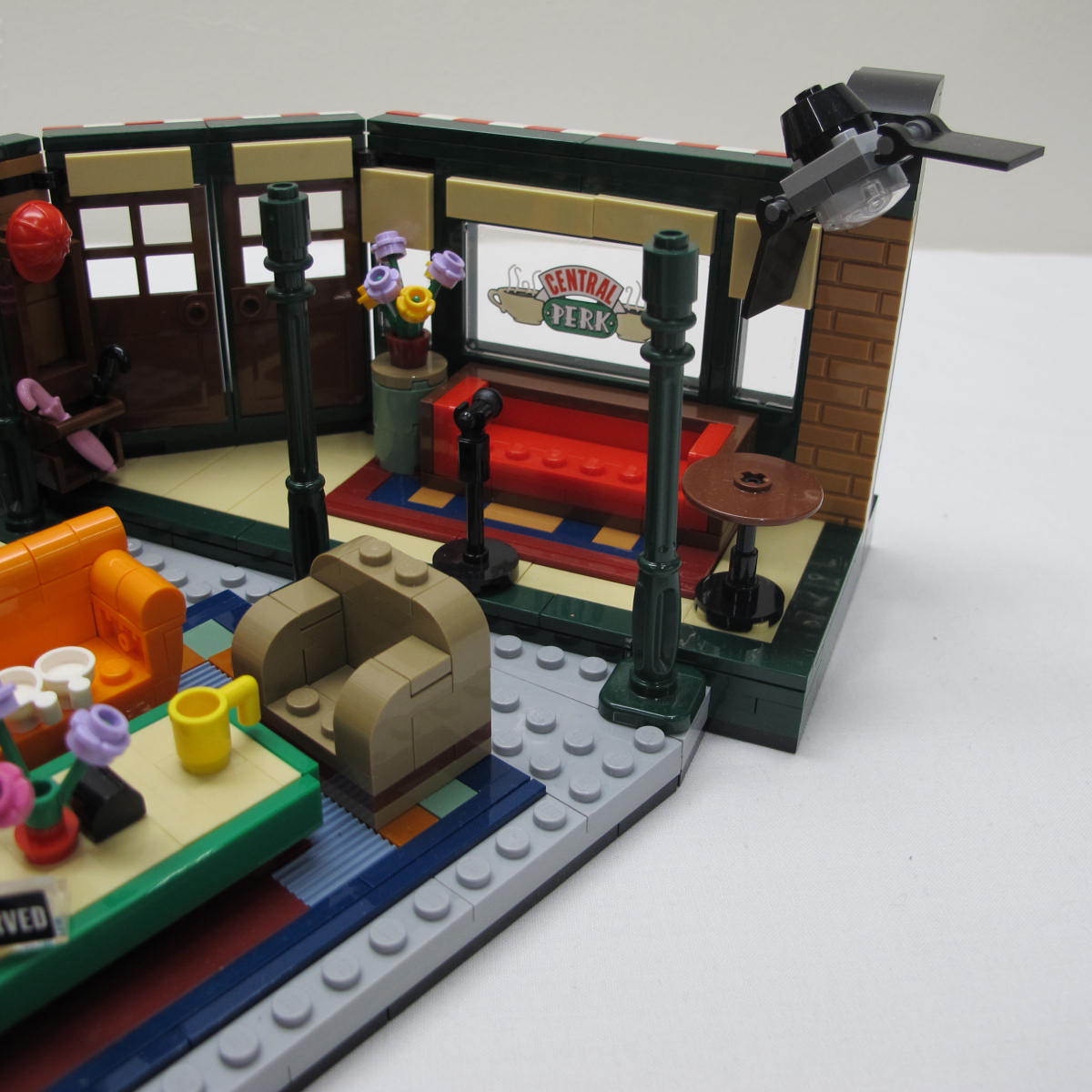 F·R·I·E·N·D·S Central Perk. Incomplete with instructions, no box