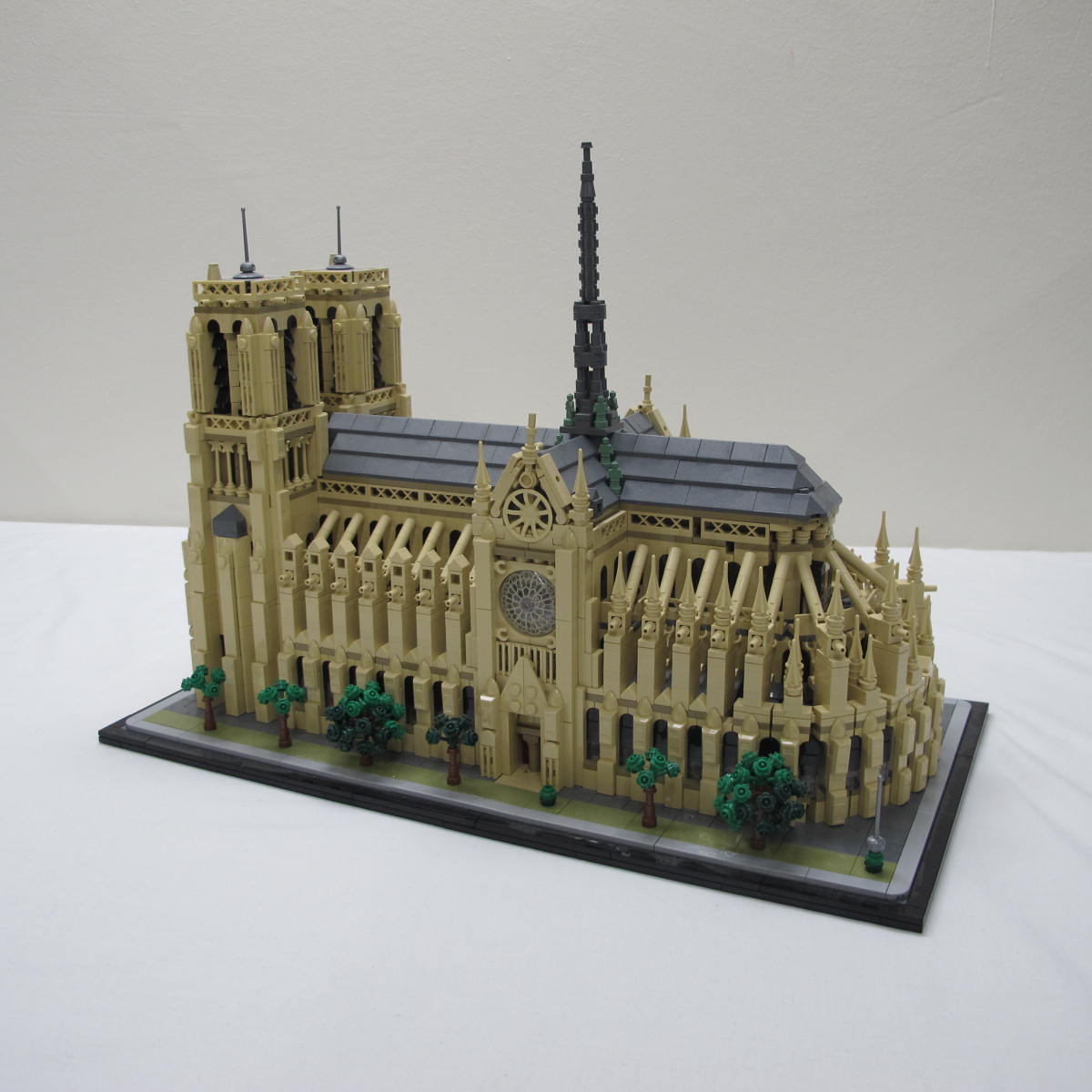 Notre-Dame de Paris. Complete without instructions and box