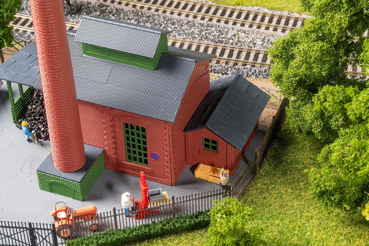 Hunting lodge with raised hide