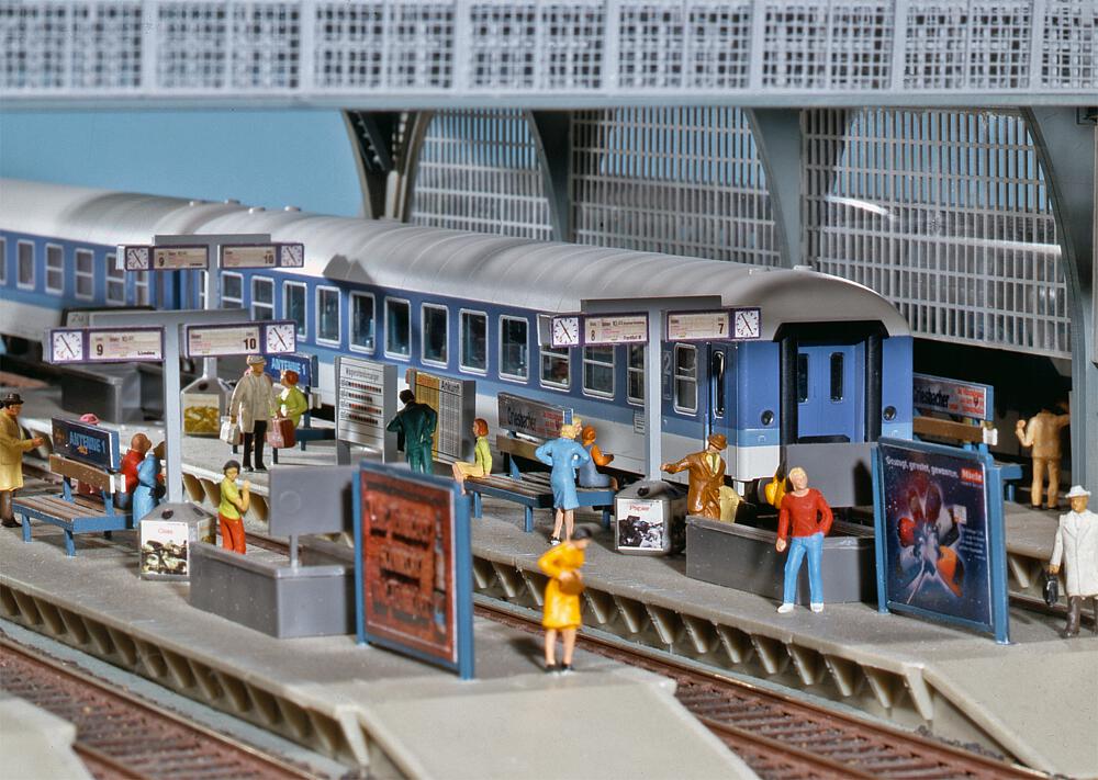 Detail brushes with interchangeable tips