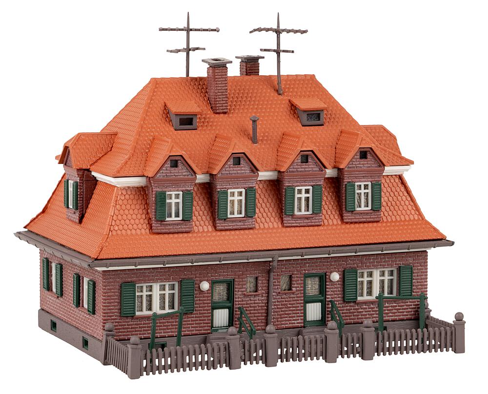 Segment turntable with locomotive shed