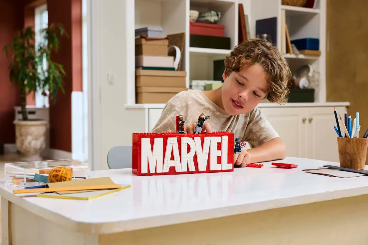 Marvel Logo &amp; Minifigures