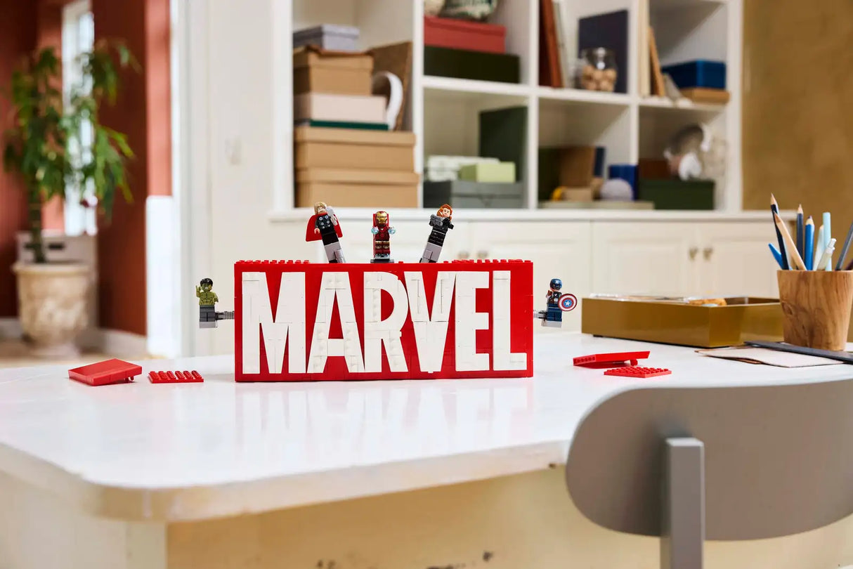 Marvel Logo &amp; Minifigures