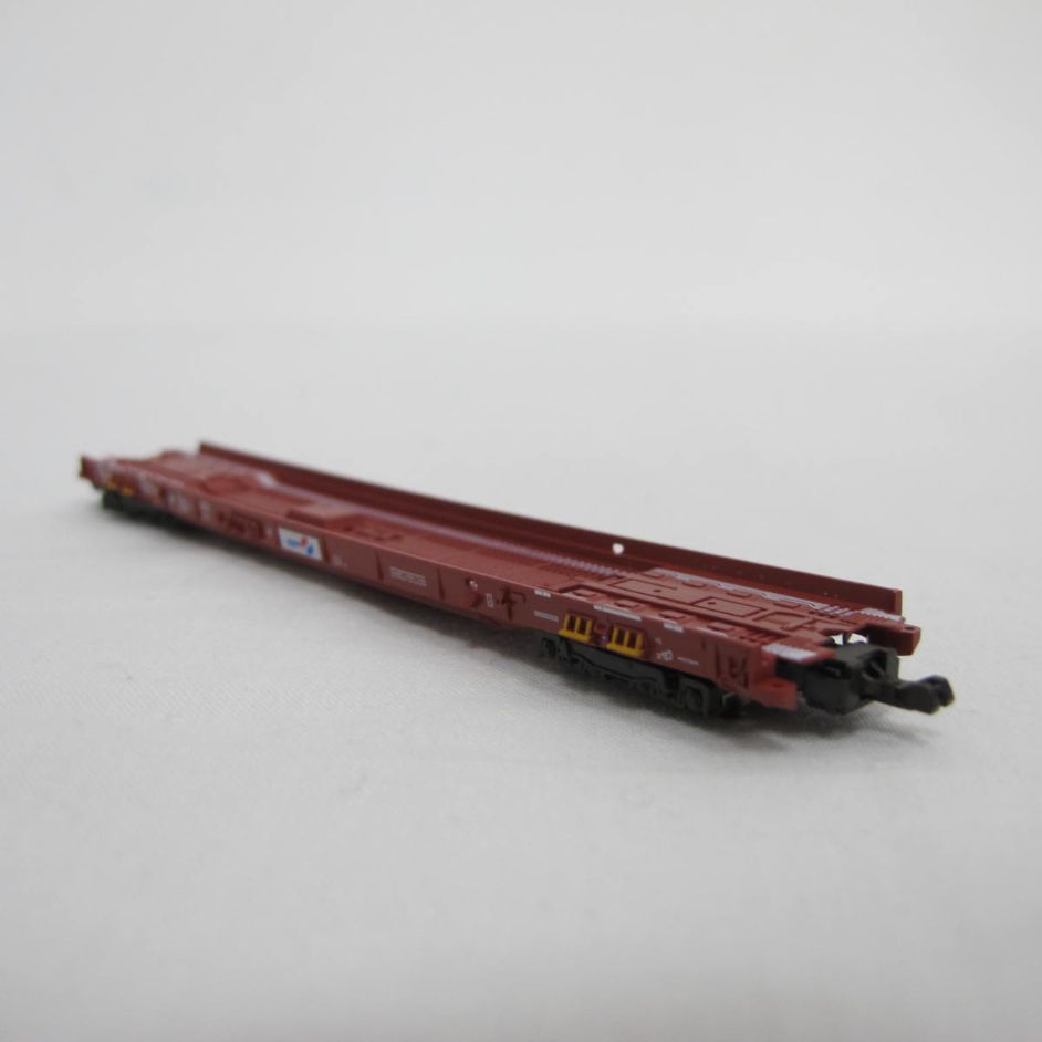 Saadkms DB low-floor wagon with England trailer