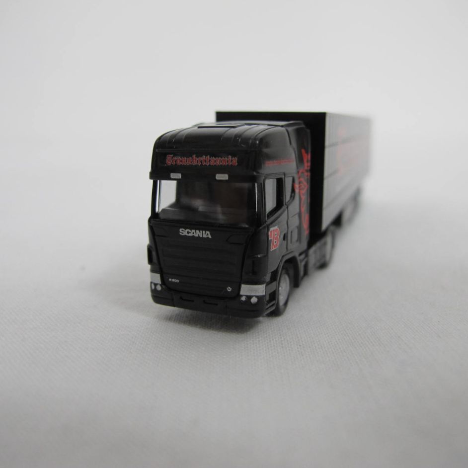 Saadkms DB low-floor wagon with England trailer