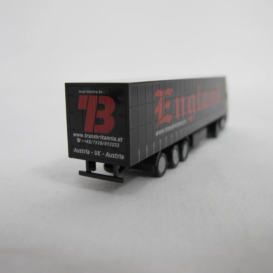 Saadkms DB low-floor wagon with England trailer