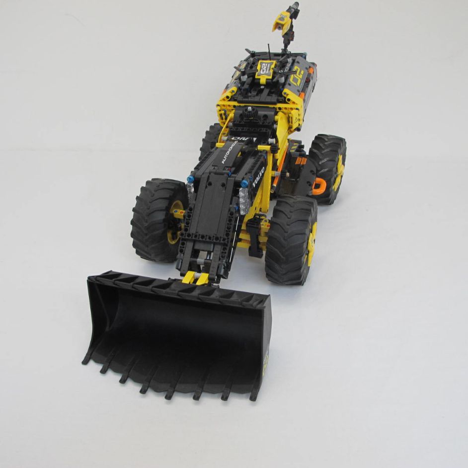 Volvo Concept Wheel Loader ZEUX. Complete with instructions, no box