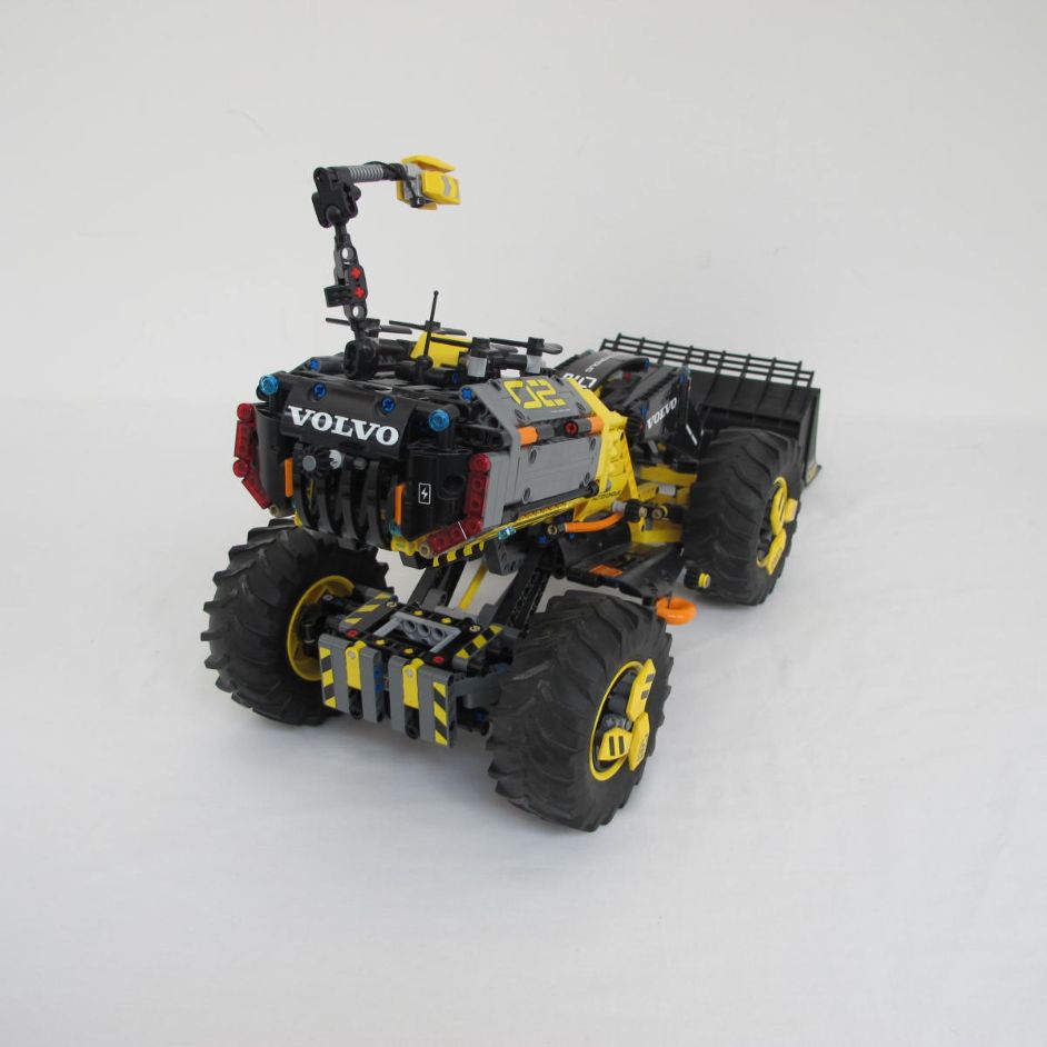 Volvo Concept Wheel Loader ZEUX. Complete with instructions, no box