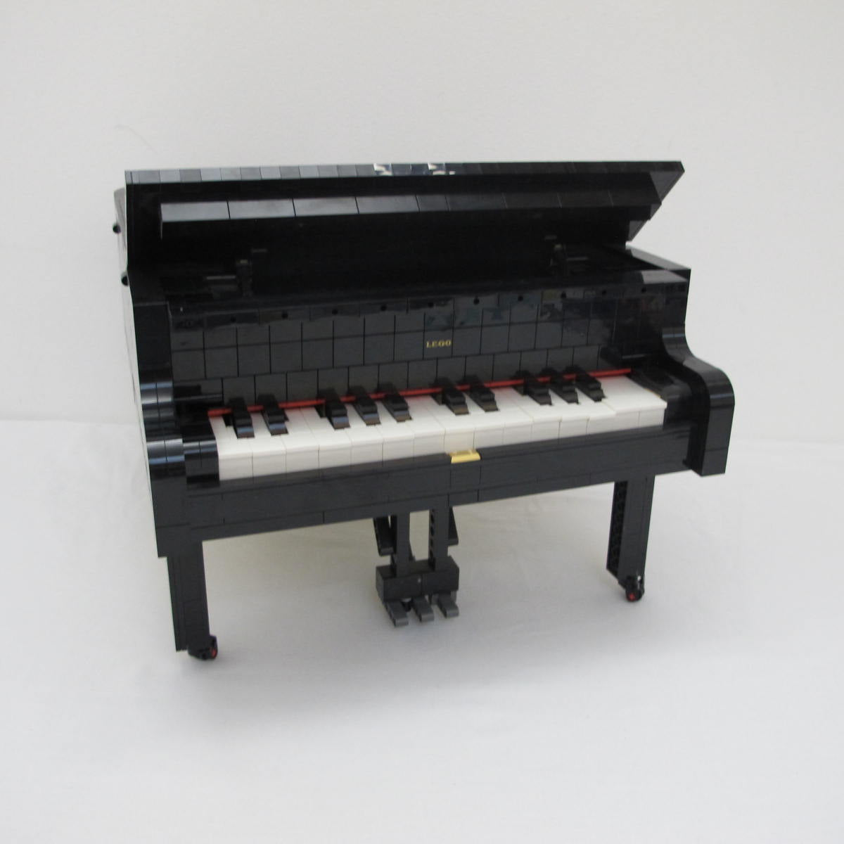 Grand Piano. Complete with instructions, no box