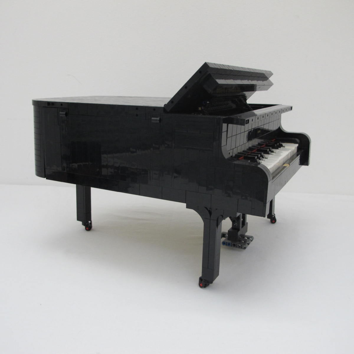 Grand Piano. Complete with instructions, no box