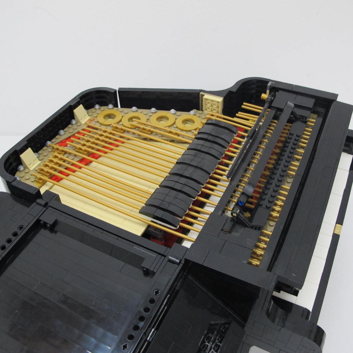 Grand Piano. Complete with instructions, no box