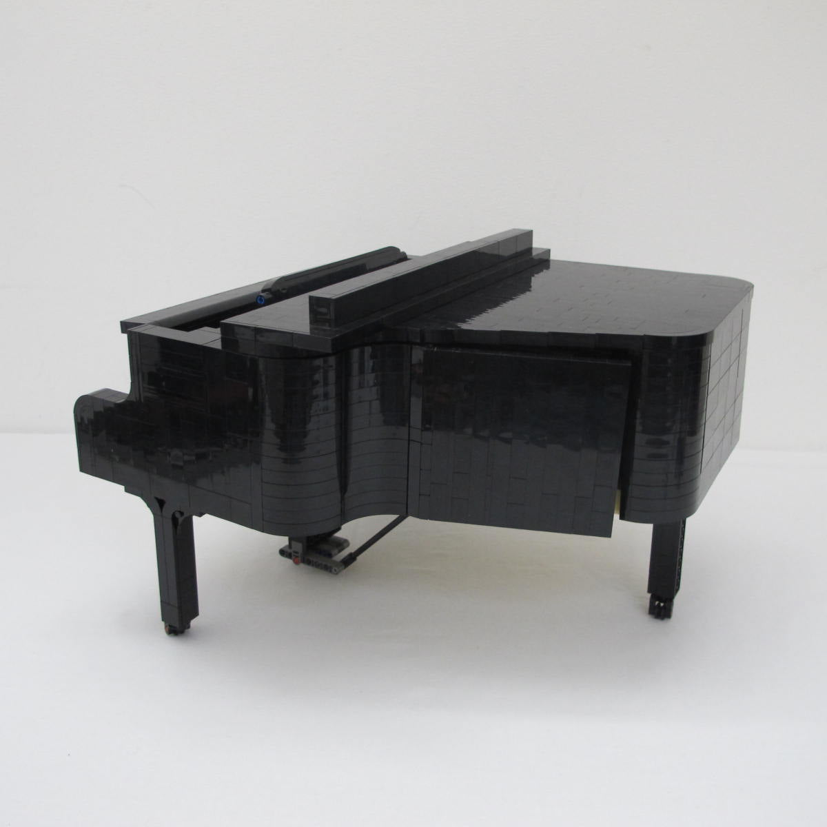 Grand Piano. Complete with instructions, no box