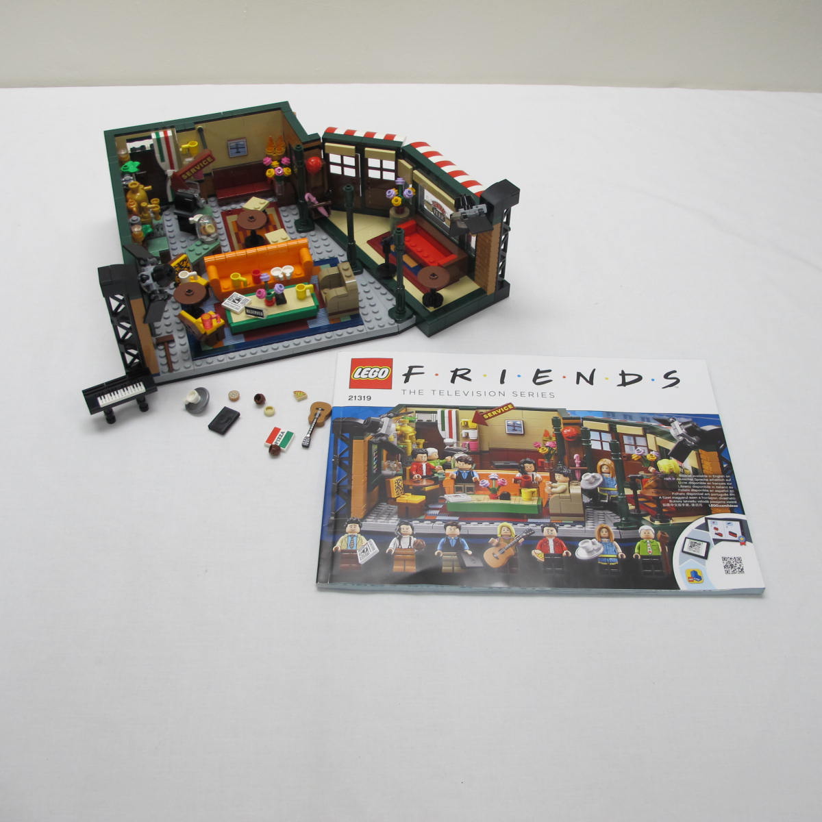 F·R·I·E·N·D·S Central Perk. Incomplete with instructions, no box