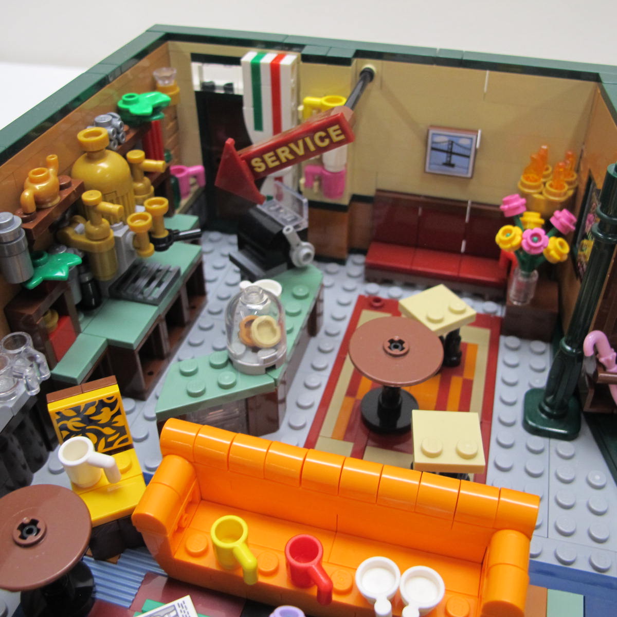 F·R·I·E·N·D·S Central Perk. Incomplete with instructions, no box