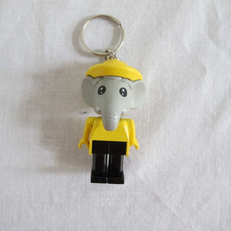 Keychain elefant with yellow shirt and hat