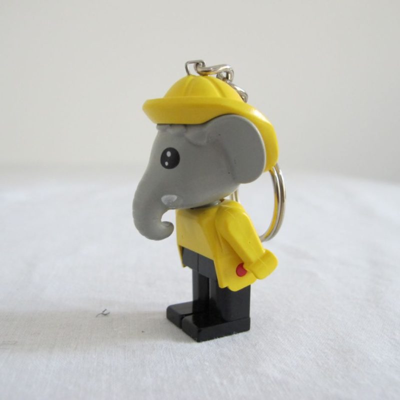 Keychain elefant with yellow shirt and hat