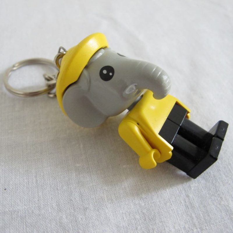 Keychain elefant with yellow shirt and hat