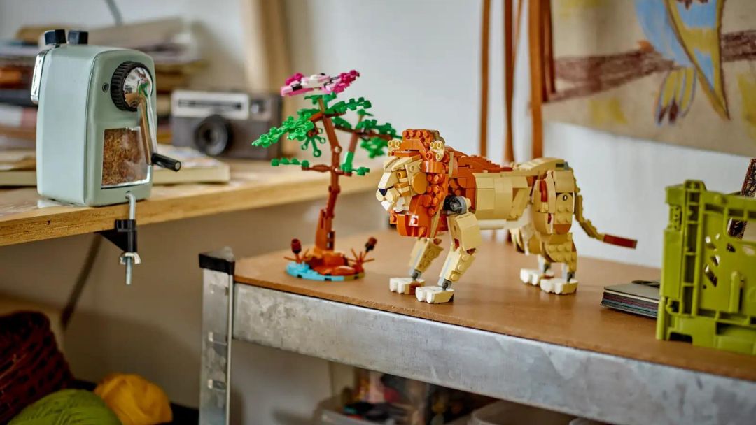 LEGO Creator 3in1 31150 Lion on a shelf