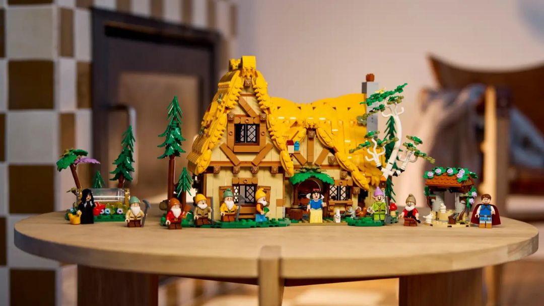 LEGO Disney 43242 Snow White and the Seven Dwarfs Cottage