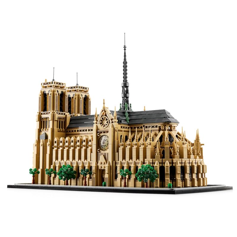 LEGO Architecture 21061 - Notre-Dame de Paris exterior side view
