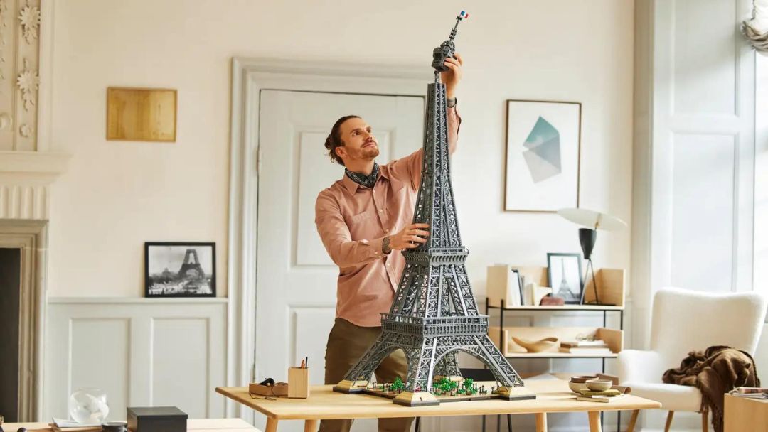 Man building the LEGO Eiffel Tower 10307