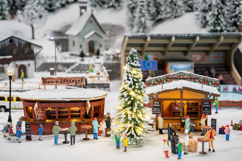 2 Christmas market stalls with moving figures - Image 9