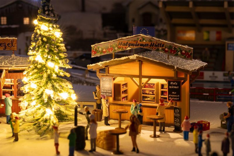 2 Christmas market stalls with moving figures - Image 11