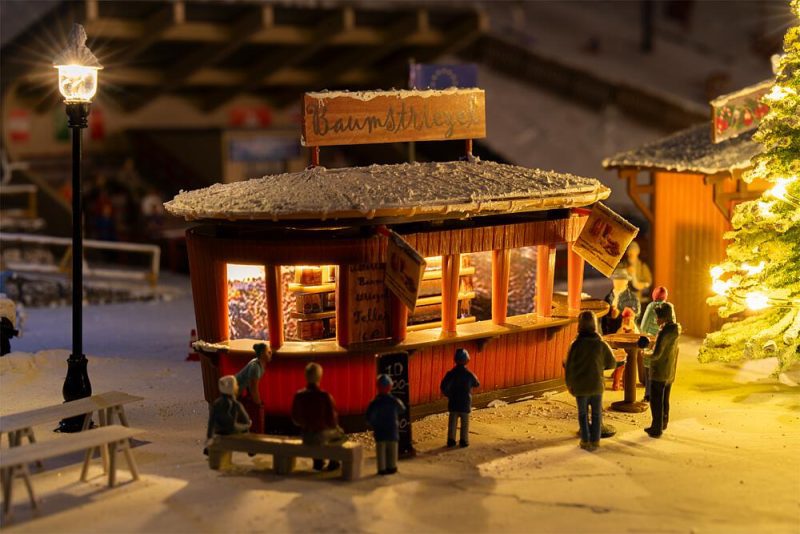 2 Christmas market stalls with moving figures - Image 12