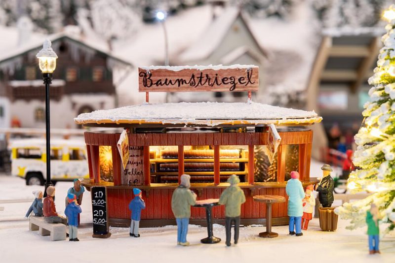 2 Christmas market stalls with moving figures - Image 13