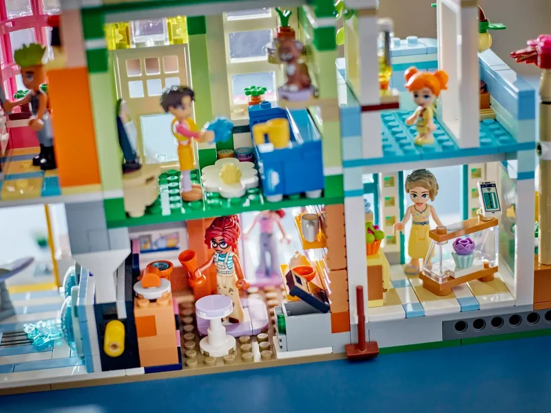 LEGO Friends 42670 Heartlake City Apartments and Stores