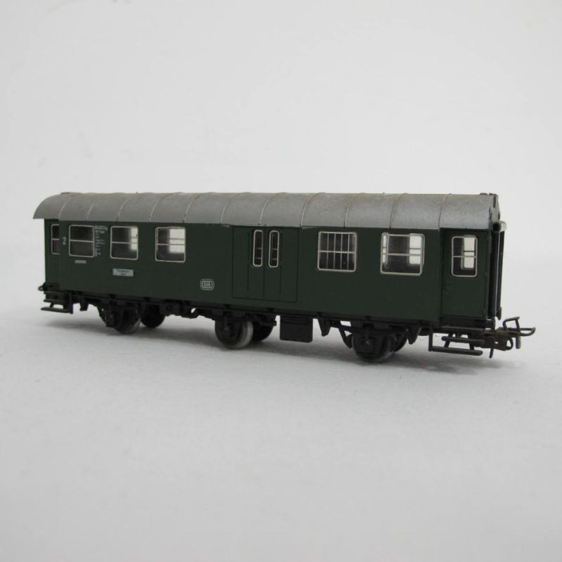 Green luggage and 2nd class - Image 6