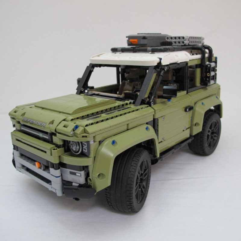 Land Rover Defender. Complete with instructions and box - Image 11