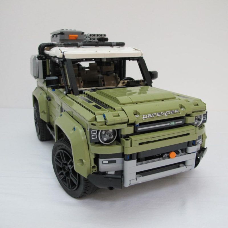 Land Rover Defender. Complete with instructions and box - Image 13