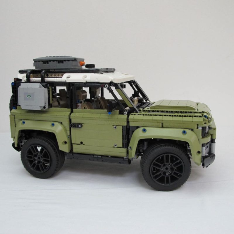 Land Rover Defender. Complete with instructions and box - Image 14