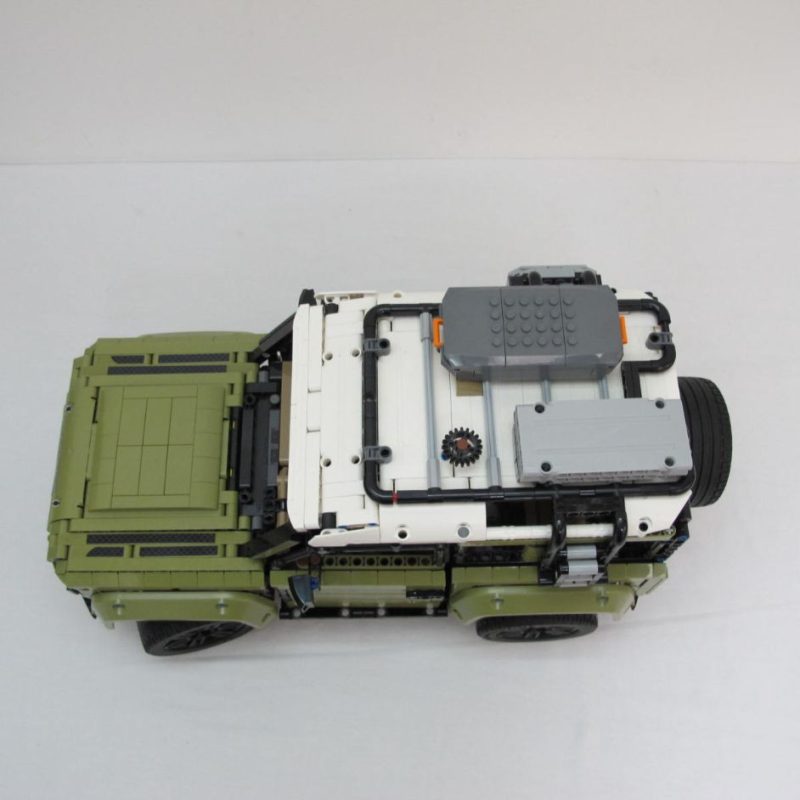 Land Rover Defender. Complete with instructions and box - Image 4