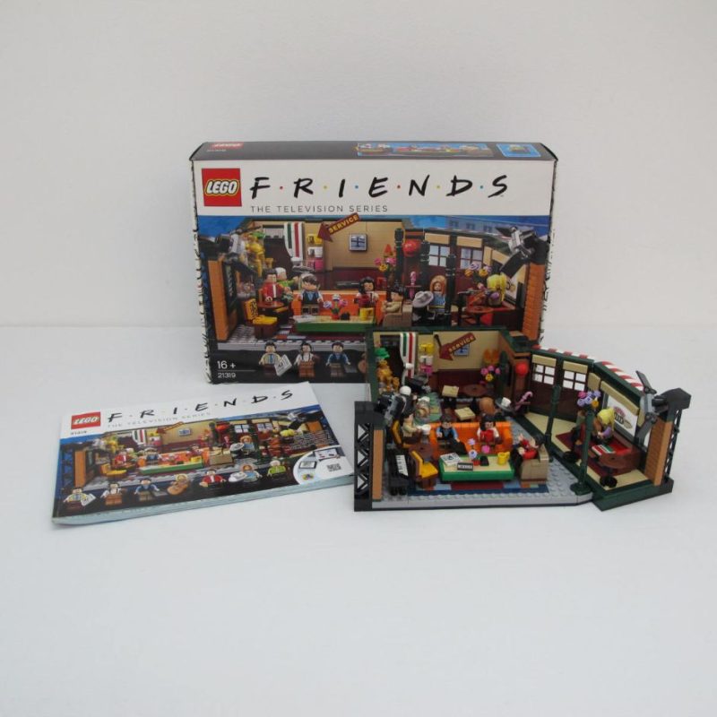 F·R·I·E·N·D·S Central Perk. Complete with instructions and box