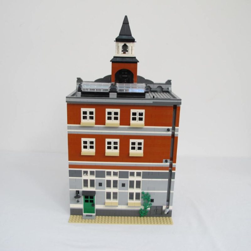 Town Hall. Complete with instructions and box - Image 15