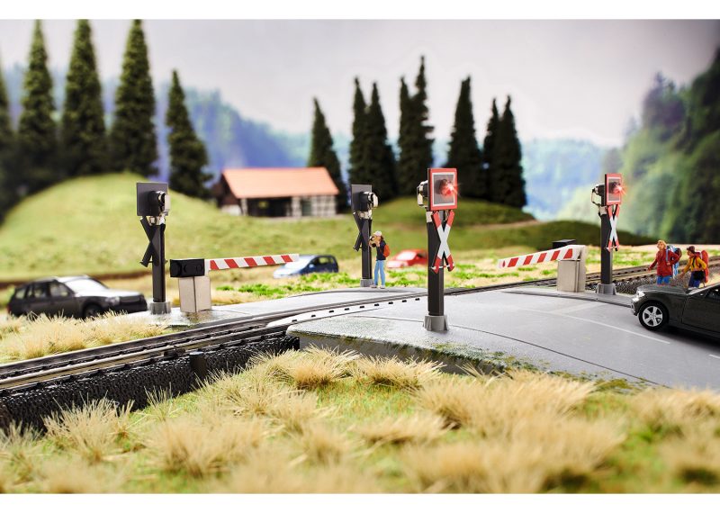 Märklin Start up - Fully Automatic Railroad Grade Crossing (74924)