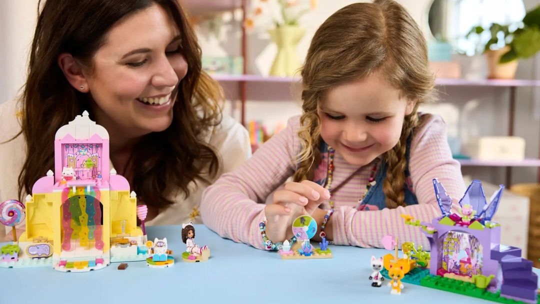 LEGO - Gabby's Dollhouse 4+ Mother and daughter playing with LEGO Gabby’s Dollhouse Sweet Treat Mountain & Kitty Garden (11205)