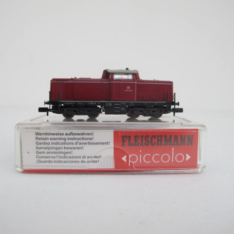 Diesel locomotive V 100.20, red