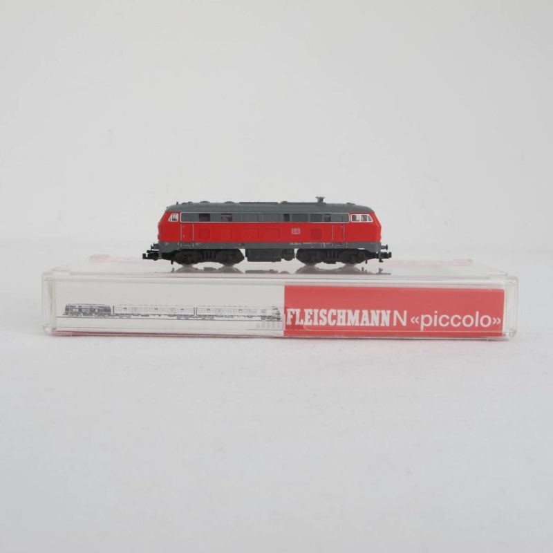 BR 218 diesel locomotive, axle arrangement B`B`, red/light grey contrasting stripes on the fronts